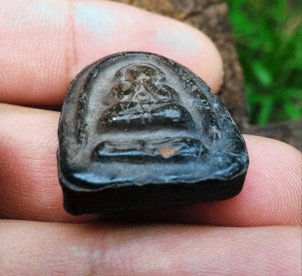 พระปิดตาหลวงปู่ทิม เนื้อผงจุ่มรักดำ หลังยันต์ประจำหลวงปู่