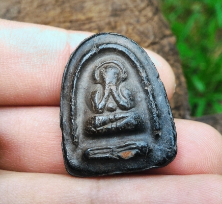 พระปิดตาหลวงปู่ทิม เนื้อผงจุ่มรักดำ หลังยันต์ประจำหลวงปู่