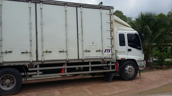 อีซูซุ 6 ล้อ ตู้ ประตู 10 บานไม่มีเสาร์กลาง เครื่อง 200 แรง ยอดจัด 650000 - 700000 เอกสารพร้อมโอน ติดต่อ 0850919125