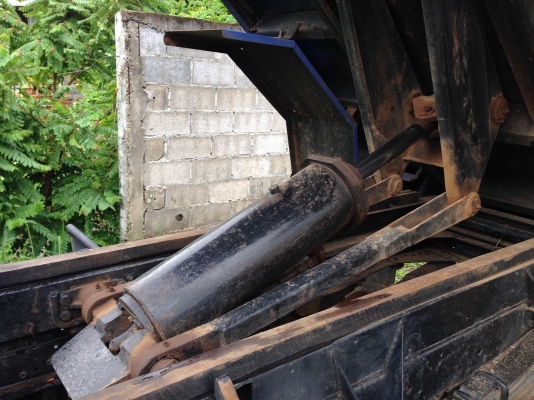 รถบรรทุก 6 ล้อดั๊ม 3 คิว  อีซูซุ  NKR 110 แรง สีน้ำเงิน