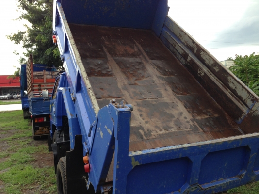 รถบรรทุก 6 ล้อดั๊ม 3 คิว  อีซูซุ  NKR 110 แรง สีน้ำเงิน