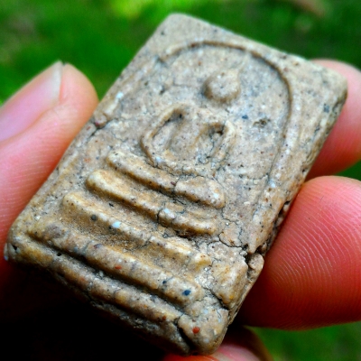 สมเด็จวัดระฆัง พิมพ์ใหญ่ เนื้อสวย มีเม็ดเด็ดๆ แตกลายตามธรรมชาติ