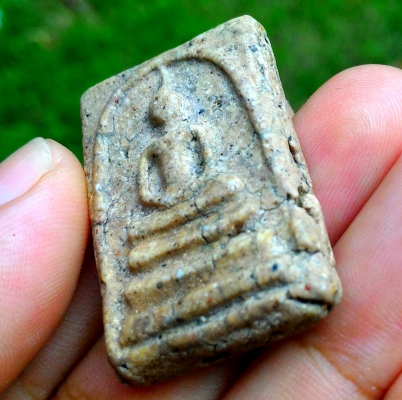 สมเด็จวัดระฆัง พิมพ์ใหญ่ เนื้อสวย มีเม็ดเด็ดๆ แตกลายตามธรรมชาติ