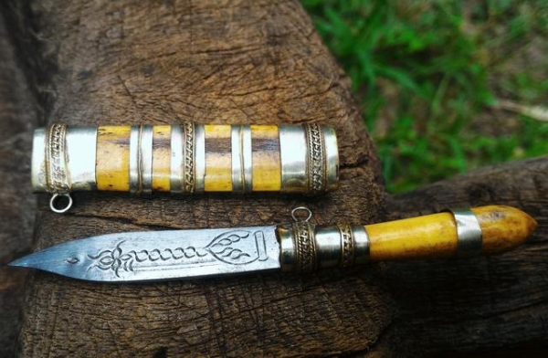 มีดหมอหลวงพ่อเดิม ด้ามเก่าฝักเก่า ขนาดยาว 3.7นิ้ว เนื้อฉ่ำสวย