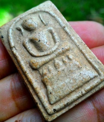 สมเด็จวัดระฆัง พิมพ์ไกเซอร์ เนื้อสวย แตกลายงามๆ