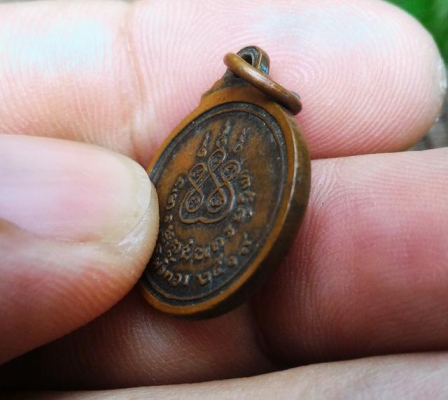 พระอาจารย์ฝั้น อาจาโร เหรียญเก่ากลม ออกวัดปี2519 พระแท้ดูง่ายแขวนสบายใจ