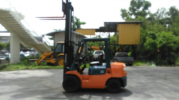 TOYOTA 7FD25 ขนาด2.5ตัน เสาสูง3เมตร เกียร์ธรรมดา เครื่องยนต์ดีเซล2Zราคาต่อรองได้0816161541