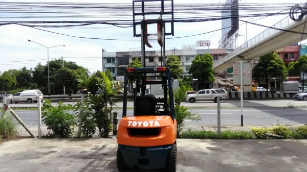 TOYOTA 7FD25 ขนาด2.5ตัน เสาสูง3เมตร เกียร์ธรรมดา เครื่องยนต์ดีเซล2Zราคาต่อรองได้0816161541