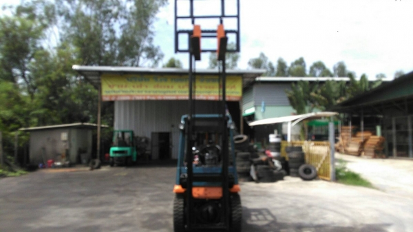 TOYOTA 7FD25 ขนาด2.5ตัน เสาสูง3เมตร เกียร์ธรรมดา เครื่องยนต์ดีเซล2Zราคาต่อรองได้0816161541