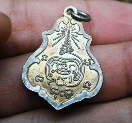 สมเด็จโต พรหมรังสี วัดระฆังฯ เนื้อกะหลั่ยทองลงยาสีน้ำเงินเก่า สวยงาม