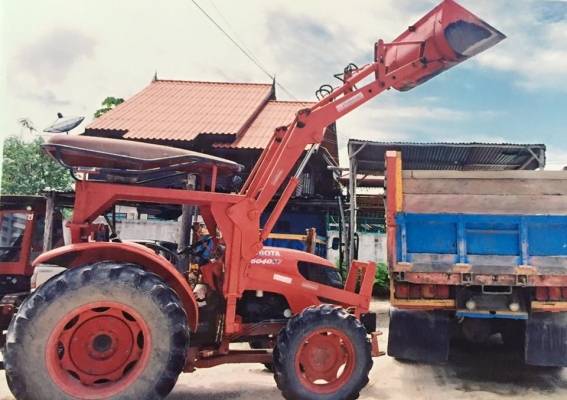 ขายรถไถ Kubota M6040 SU(4WD) พร้อมใบมีดและชุดบุ้งกี๋ รถสวย เครื่องแน่นพร้อมใช้งาน