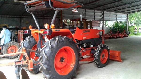 ขายรถไถKubota L4508(4WD) พร้อมใบมีดหน้าและผานบุกเบิกช้าง รถสวย พร้อมใช้งาน