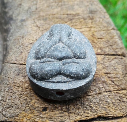 พระปิดตา เนื้อว่านมีคราบเก่าสวยงามมากๆ หลังยันเสาร์ห้า ก้นฝังตะกรุดอุดผงกำลังเสาร์ห้า