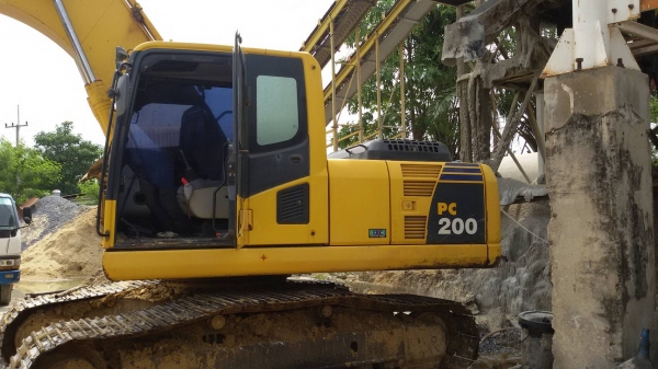 ขายรถแมคโค 2,500,000 ขายรถแมคโค 2,500,000