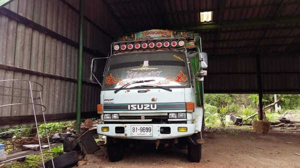 ขายรถ10ล้อ 2เพลา ดั้มเกษตร นางฟ้า195แรง เกียร์ZF รถสวยสภาพดี พาวเวอร์ จิฟฟี่ แอร์เย็น เอกสารถูกต้อง เล่มทะเบียนพร้อมโอน ราคา900,000 สนใจโทร 090-8588220คุณนะ 093-3258446คุณบิว หรือเข้าดูสินค้าอื่นๆได้ที่ www.narong2truck.com หรือ www.truck.in.th/498 หรือเพ