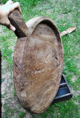 กระโบมไม้ขนาดใหญ่ของโบราณ A02 อายุมากกว่า 80 ปี แกะสลักด้วยมือล้วนๆ งานไทยแท้ ไม้เนื้อแข็งน้ำหนักเยอะ แต่ละชิ้นมีเอกลักษณ์เฉพาะตัว