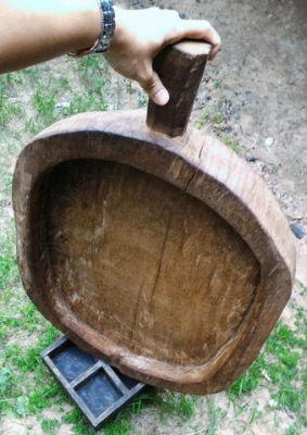 กระโบมไม้ขนาดใหญ่ของโบราณ A01 อายุมากกว่า 80 ปี แกะสลักด้วยมือล้วนๆ งานไทยแท้ ไม้เนื้อแข็งน้ำหนักเยอะ แต่ละชิ้นมีเอกลักษณ์เฉพาะตัว