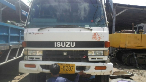 ขายครับ FXZ13NFY เครื่อง 6SD1 240 แรง 2เพลาเครื่องดี คัสชีสวย เอกสารเล่มทะเบียนพร้อมโอน ภาษีขาด ปี 58 ราคา 650,000 สนใจติดต่อ 0845672050