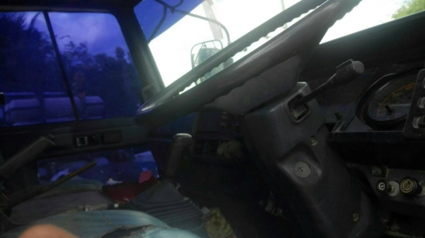 ขายครับ FXZ13NFY เครื่อง 6SD1 240 แรง 2เพลาเครื่องดี คัสชีสวย เอกสารเล่มทะเบียนพร้อมโอน ภาษีขาด ปี 58 ราคา 650,000 สนใจติดต่อ 0845672050