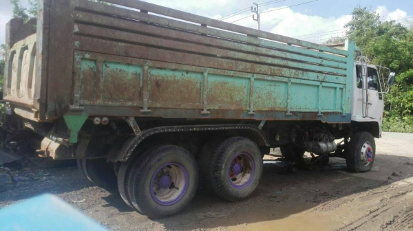 ขายครับ FXZ13NFY เครื่อง 6SD1 240 แรง 2เพลาเครื่องดี คัสชีสวย เอกสารเล่มทะเบียนพร้อมโอน ภาษีขาด ปี 58 ราคา 650,000 สนใจติดต่อ 0845672050