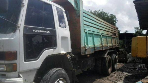 ขายครับ FXZ13NFY เครื่อง 6SD1 240 แรง 2เพลาเครื่องดี คัสชีสวย เอกสารเล่มทะเบียนพร้อมโอน ภาษีขาด ปี 58 ราคา 650,000 สนใจติดต่อ 0845672050