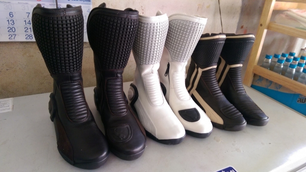 ขายคับรองเท้าใส่ขับรถ PUMA BONNEVILLE 3คู่ ของใหม่คับ  1.สีน้ำตาล ตัวTOP เบอร์44 ราคา 3990 บาท  2.สีขาว ตัวTOP เบอร์43 ราคา 2990 บาท 3.สีน้ำตาลครีม เบอร์42 ราคา 2500 บาท ส่งได้ทั่วไทยคับ สนใจติดต่อ 081-0578282 FACEBOOK ชาญณรงค์ ป๊อป ชัยอมฤต ไอดีไลน์ POPBI