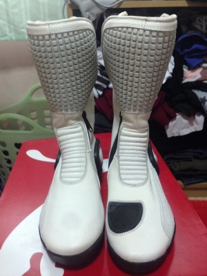 ขายคับรองเท้าใส่ขับรถ PUMA BONNEVILLE 3คู่ ของใหม่คับ  1.สีน้ำตาล ตัวTOP เบอร์44 ราคา 3990 บาท  2.สีขาว ตัวTOP เบอร์43 ราคา 2990 บาท 3.สีน้ำตาลครีม เบอร์42 ราคา 2500 บาท ส่งได้ทั่วไทยคับ สนใจติดต่อ 081-0578282 FACEBOOK ชาญณรงค์ ป๊อป ชัยอมฤต ไอดีไลน์ POPBI