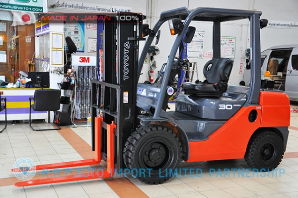 ขายรถโฟล์คลิฟท์มือสอง TOYOTA รุ่น 8FD30-31384  ราคา 580,000 บาท  นำเข้าจากประเทศญี่ปุ่น 100\% ไม่เคยใช้งานในไทย