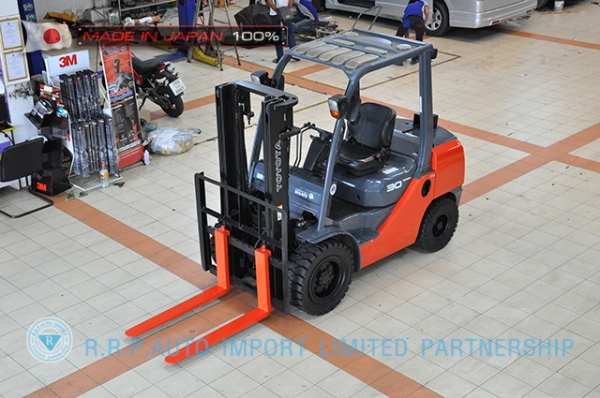 ขายรถโฟล์คลิฟท์มือสอง TOYOTA รุ่น 8FD30-31384  ราคา 580,000 บาท  นำเข้าจากประเทศญี่ปุ่น 100\% ไม่เคยใช้งานในไทย