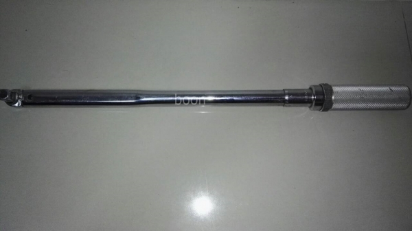 ขายด้ามปอนด์ Snap-on รุ่น qj3250a ขนาด1/2 ชนิดด้ามแข็งไม่หมุนฟรีสำหรับงานหนักแรงขันNm45-335 LB FT 30-250สภาพ 80\%