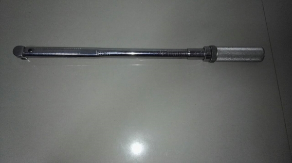 ขายด้ามปอนด์ Snap-on รุ่น qj3250a ขนาด1/2 ชนิดด้ามแข็งไม่หมุนฟรีสำหรับงานหนักแรงขันNm45-335 LB FT 30-250สภาพ 80\%