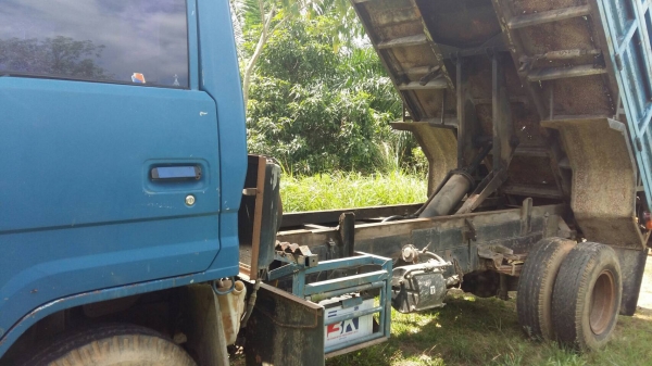 รถ TOYOTA 6 ล้อดั้ม BU87 / 110 แรงม้า.  ปี 33.     สนใจติดต่อ  081 - 6079515