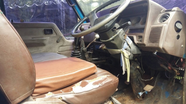 รถ TOYOTA 6 ล้อดั้ม BU87 / 110 แรงม้า.  ปี 33.     สนใจติดต่อ  081 - 6079515