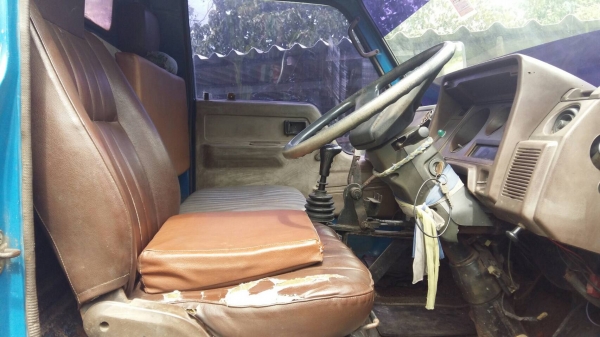 รถ TOYOTA 6 ล้อดั้ม BU87 / 110 แรงม้า.  ปี 33.     สนใจติดต่อ  081 - 6079515