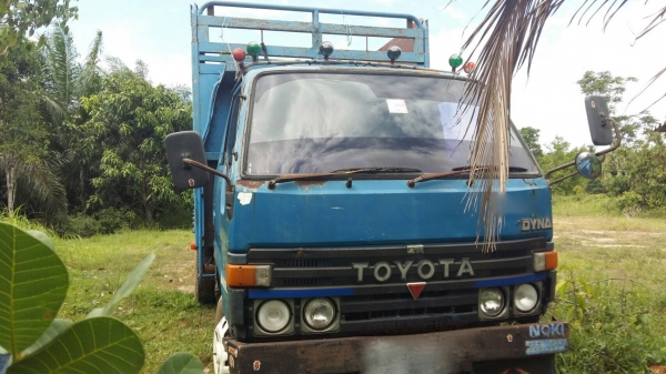 รถ TOYOTA 6 ล้อดั้ม BU87 / 110 แรงม้า.  ปี 33.     สนใจติดต่อ  081 - 6079515