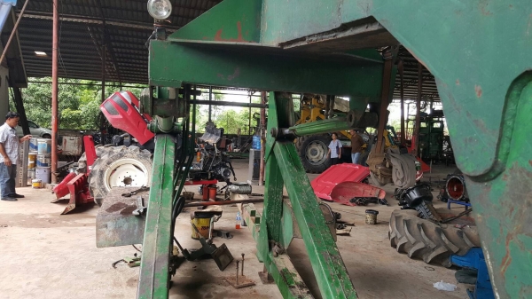 ขาย คีบอ้อย ของสามารถเกษตรยนต์ อุปกรณ์ครบ ซ่อมมือคีบกับทำสีใหม่ให้ด้วยครับ