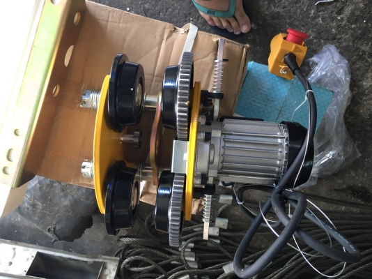 จำหน่าย รอกวิ่งไฟฟ้า ขนาด 1ตัน สายไฟยาว1.5เมตร ไฟ220โวล์ สอบถามได้ที่ 080-6135462