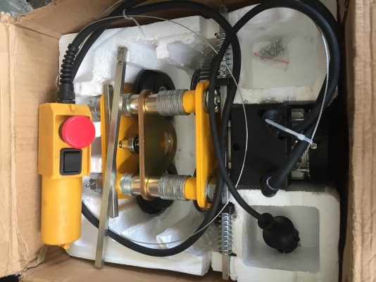 จำหน่าย รอกวิ่งไฟฟ้า ขนาด 1ตัน สายไฟยาว1.5เมตร ไฟ220โวล์ สอบถามได้ที่ 080-6135462