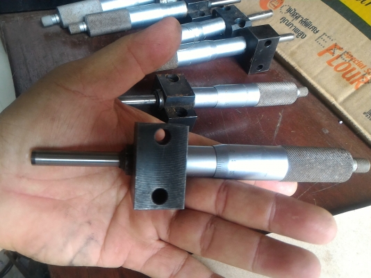 ไมโครมิเตอร์แบบพิเศษ ยี่ห้อ Mitutoyo จากญี่ปุ่น พร้อมแท่นเอาไปยึด สภาพสวย