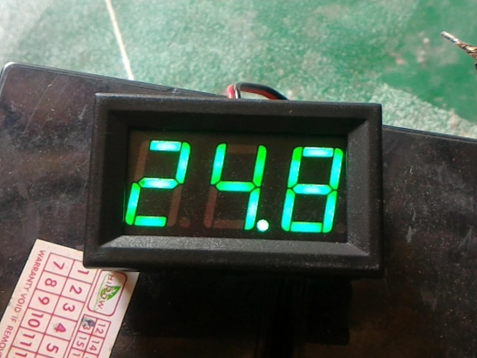 อุปกรณ์แสดงแรงดันไฟฟ้า โวลต์มิเตอร์วัดแสดงค่าไฟชาร์ทและแรงดันแบตเตอรี เป็น LED สีเขียว มองเห็นชัด ส่งฟรี