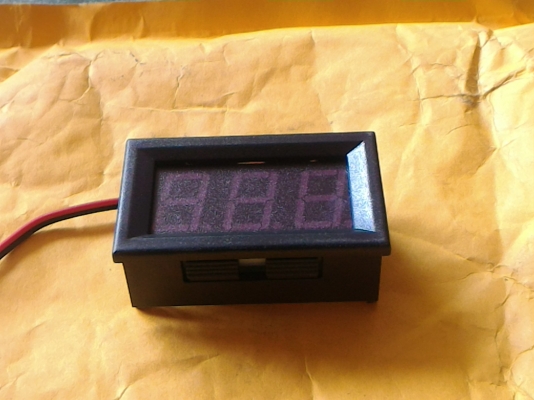 อุปกรณ์แสดงแรงดันไฟฟ้า โวลต์มิเตอร์วัดแสดงค่าไฟชาร์ทและแรงดันแบตเตอรี เป็น LED สีเขียว มองเห็นชัด ส่งฟรี