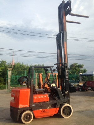 จัดให้อีกหนึ่งรายการครับ ของแปลกแต่มีจริง รถโฟล์คลิฟท์ TOYATA 3.5 ton เกียร์ออโต้ เสา3ชัก งาสไลด์ซ้ายขวา เครื่อง2F ใช้แก๊ส นำเข้ามาจากอเมริกา มีอยู่คันเดียวเท่านั้น เอาไปใช้เลยครับ ในราคา 349,999฿ ‪#&lrm;สนใจสอบถาม‬ โทร.081-9566498 คุณนรินทร์