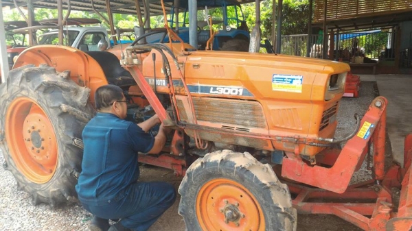 ขายรถไถ KUBOTA L3001 พร้อมดันหน้า ราคา 68,000 อ.แกลง ระยอง DC Tractor Rayong 0818618678,0899347475 id line=0818618678 id line=0899347475 มีรถขนส่งบริการทั่วไทย https://www.facebook.com/DC-Tractor-Rayong-307154532717928/shop?ref=page_internal&amp;rid=30715