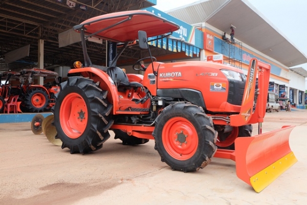 ขายรถไถรุ่น L4708 ดาวน์ 10,000 บาท พร้อมใบมีด ผานพรวน มีเอกสารพร้อมโอน รถสวยพร้อมใช้งาน