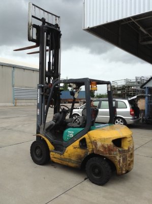 +++ ขายโฟล์คลิฟท์  KOMATSU FD25-16  ขนาด  2.5  ตัน  เครื่องยนต์ดีเซล  เสา  3  เมตร ฟูลฟรีเข้าตู้  งาสไลด์ซ้าย + ขวา  เกียร์ออโตเมติค  ยางตัน