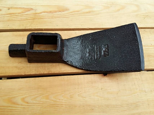 ขายจอบหงอนโบราณตราตา 2 lbs. Made in Germany.มือสอง