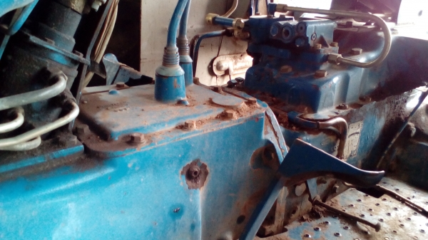 ขายรถไถFORD รุ่น6610 เสื้อลาย 4*4คานหน้าคาลาโล่ สวยเดิมพร้อมใช้งานเอกสารเล่มทะเบียน