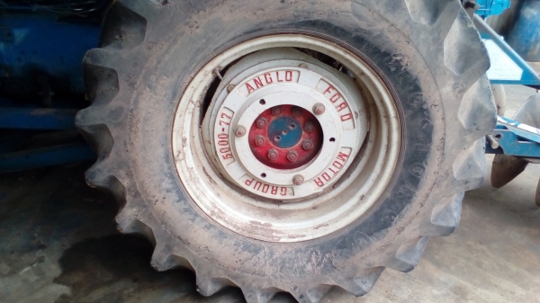 ขายรถไถFORD รุ่น6610 เสื้อลาย 4*4คานหน้าคาลาโล่ สวยเดิมพร้อมใช้งานเอกสารเล่มทะเบียน