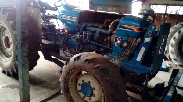 ขายรถไถFORD รุ่น6610 เสื้อลาย 4*4คานหน้าคาลาโล่ สวยเดิมพร้อมใช้งานเอกสารเล่มทะเบียน