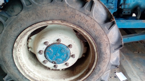 ขายรถไถFORD รุ่น6610 เสื้อลาย 4*4คานหน้าคาลาโล่ สวยเดิมพร้อมใช้งานเอกสารเล่มทะเบียน